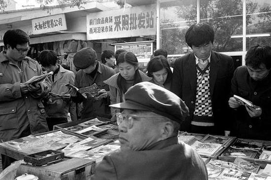 　　前门地区，书摊。北京，1986年。【摄影：Guy Le Querrec】