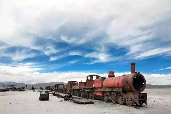 玻利维亚，乌尤尼，被遗弃的火车旅行会上瘾，每次你到了一个新的地方，就会发现一个新的自己。