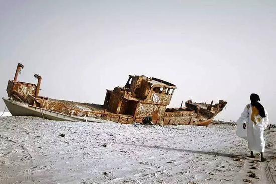 毛里塔尼亚，Nouakchott的海滩，生锈的船