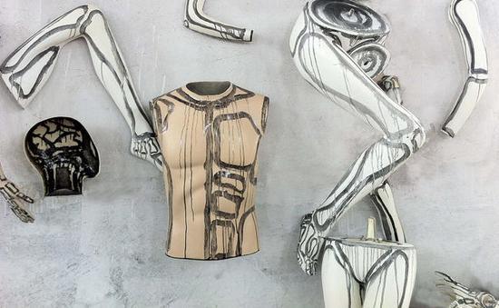 席华《模特涂绘》装置，树脂、丙烯，尺寸可变，2016