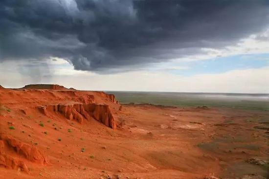 蒙古，红色峭壁上的风暴