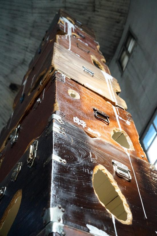 席华《啮齿箱·塔》装置局部，高420米，旧木箱等，2014