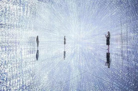 
《Wander through the Crystal Universe》，teamLab，2016