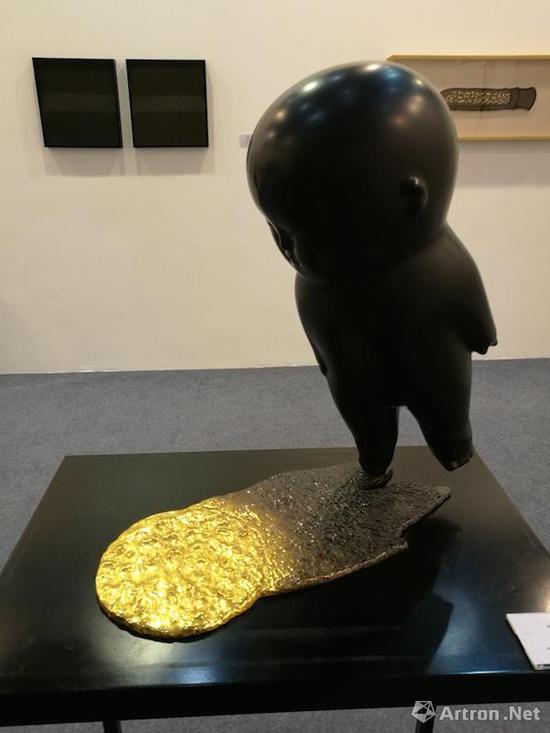 亚洲艺术中心  李真雕塑  《浮光》 铜雕    48X23X52CM  2009  售价：50万