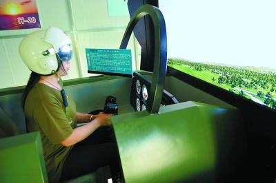 四个飞行员培训模拟器让参观者过把飞行瘾，也更多了解飞行员的不易。