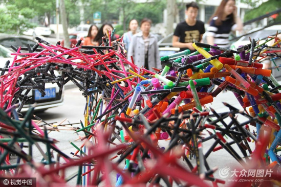 济南：数万铅笔变身“艺术品”