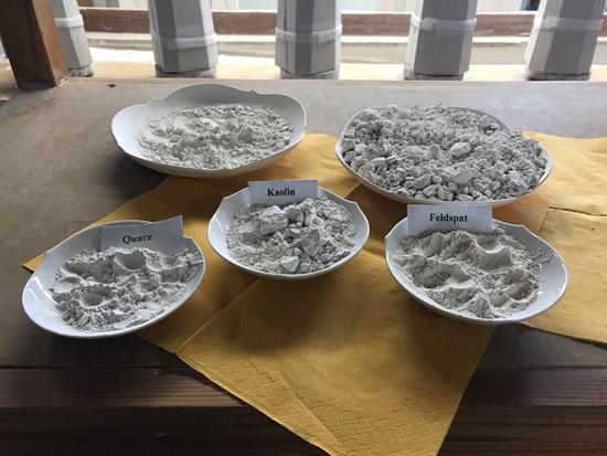 德国迈森瓷器博物馆内展示的制瓷原料配方:石英、高岭土和长石。新华社记者 张远 摄 德国迈森瓷器博物馆内展示的制瓷原料配方:石英、高岭土和长石。新华社记者 张远 摄