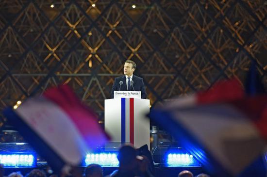 马克龙在卢浮宫前发表演讲。图片：Eric Feferberg/AFP