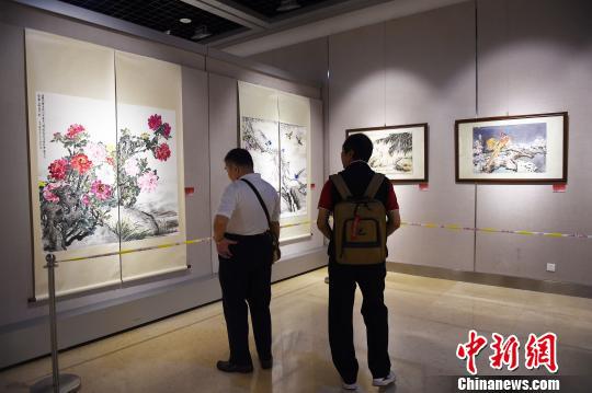     图为民众正在观看书画展。　周毅　摄