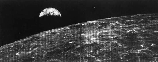 1966 年 8 月 23 日，由环月飞行器在月球轨道拍摄的这张照片是第一张从月球记录地球的照片。