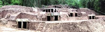 巴南区东泉镇、姜家镇区域考古发掘出来的乌壁岗岗墓群(大图)和墓室封门(小图)。本报记者 杨新宇 摄