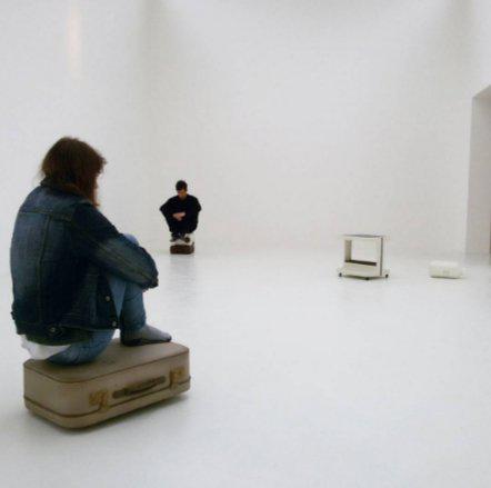 奥地利馆中艺术家Erwin Wurm的作品《One-Minute Sculptures》表演现场。