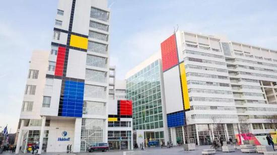 
2017年，荷兰海牙，市政厅用建筑装饰纪念风格派运动100周年。