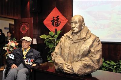昨日，抗战老兵曹廷明塑像捐赠仪式在宏善养老院举行。本报记者 甘侠义 摄