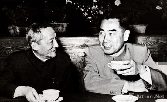 1956年在最高国务会议上，陈半丁与周恩来总理亲切交谈