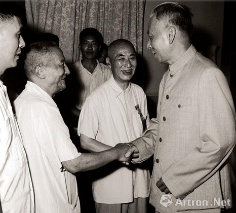 1957年在第三届全国文代会上，国家主席刘少奇与北京中国画院副院长陈半丁亲切握手