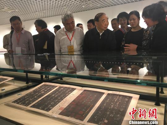 南京大学藏宋拓孤本王羲之墨迹摹本《大观帖》首度公开展示。　申冉 摄