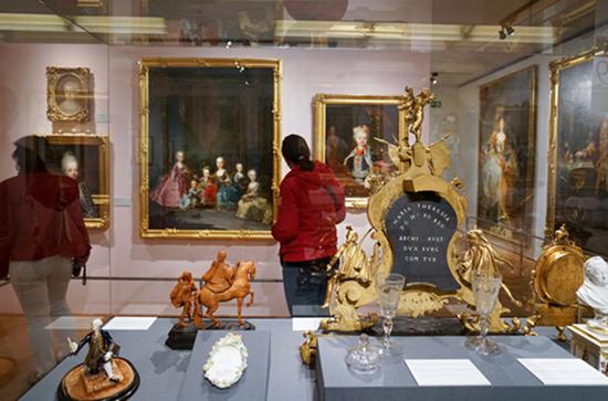 2017年5月7日在藏有皇家家具集藏和画作的奥地利维也纳皇室家具博物馆 （Hofmobiliendepot）拍摄的资料图片，显示了游客正在欣赏奥地利女王特蕾莎的家具和装饰品。