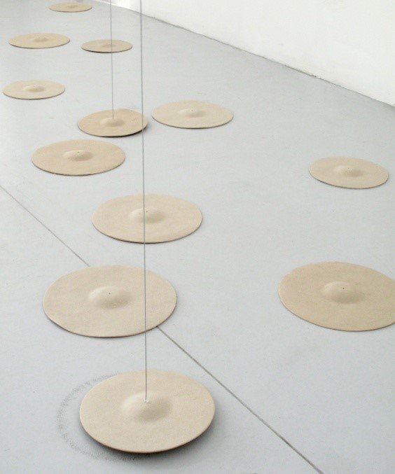 Dominique Blais，《无题》（白盘）。图片：致谢上海民生现代美术馆