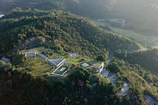 ▲ 地中美术馆俯瞰,图片来源:Naoshima Art Island