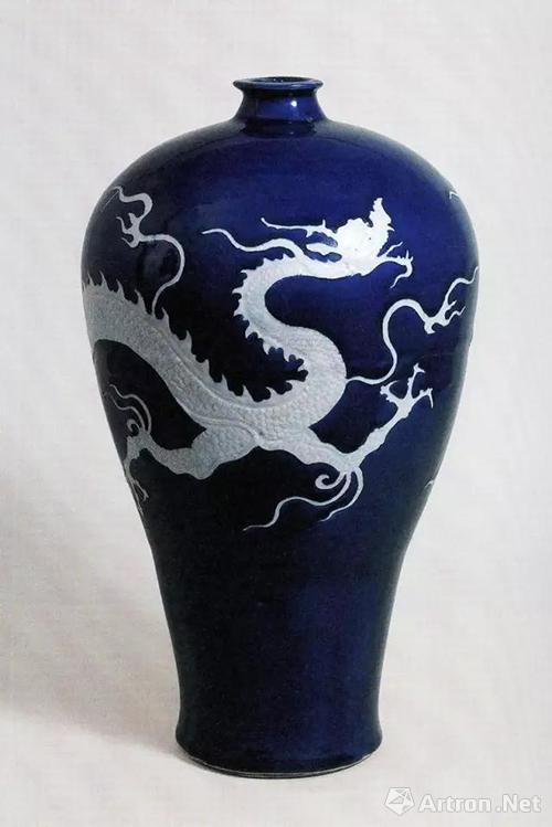 元代晚期景德镇窑霁蓝釉浅刻白龙纹梅瓶，高43.5厘米，扬州博物馆藏