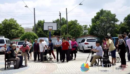 郑州市摄影家协会摄影艺术家为乡亲们拍摄全家福