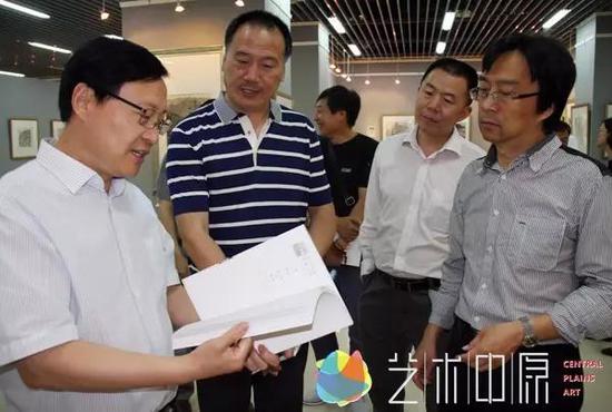 中共河南省委宣传部常务副部长王耀（左一）与画家现场交流