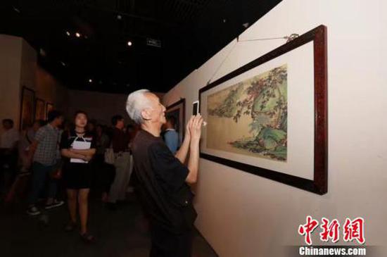 “大千传承、守望传统”张大千、梁宝民中国画精品展展览现场。　徐志清 摄