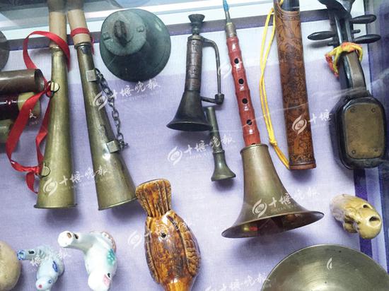 袁志国收藏的各类乐器。 