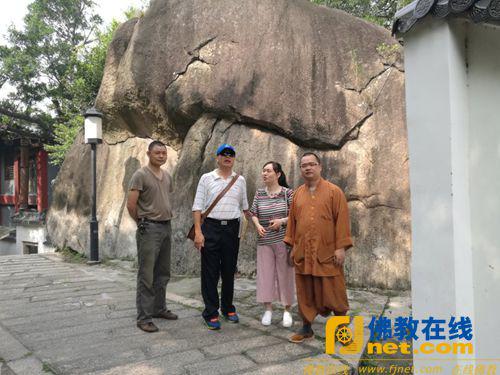 李旭鸣(左二)与普明法师(右一)及思明区文体局、鸿山公园管理所的有关负责人现场商讨修缮方案