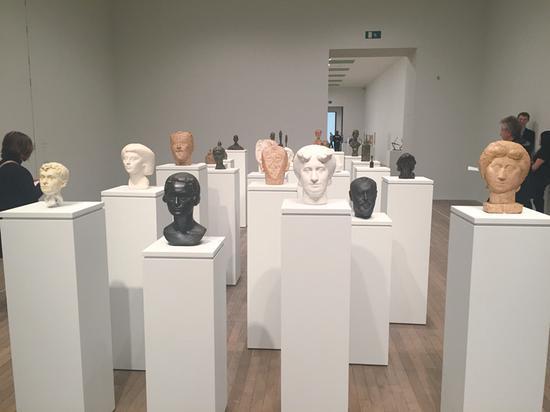 展览第一个厅展示的头像雕塑作品方阵，涵盖了贾科梅蒂多个时期的风格。（图片来源：ART.ZIP 供图） 