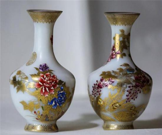 齐同民先生收藏的清雍正御用琉璃珐琅彩花卉瓶。