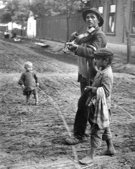日常美学大师-安德烈·柯特兹:盲人音乐家,1921年