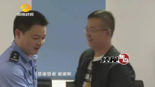 　　案件发生在去年12月20日，当时警方接到报案后迅速调取监控，发现一名戴着头盔、口罩、手套的男子，潜入文玩店作案。