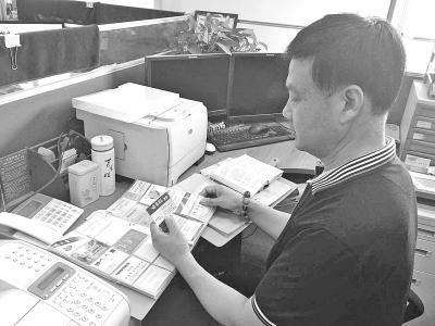 杨晓铁正在把名片归类