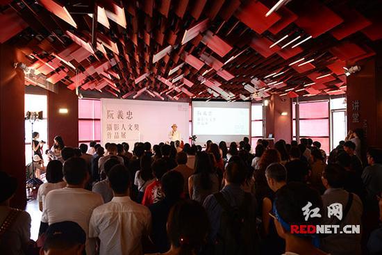 阮义忠结合自己的摄影经历,就人文摄影与到场观众进行分享交流。