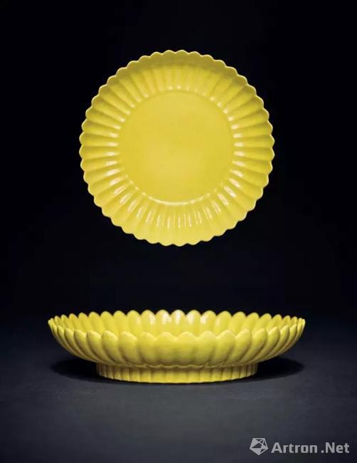 柠檬黄釉菊瓣盘 成交价 177万港币