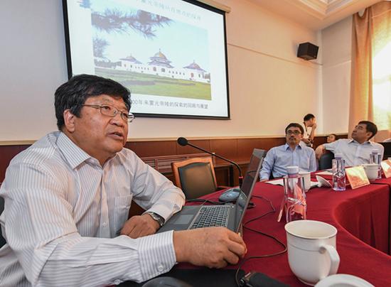 项目组专家、辽宁师范大学田广林教授做“蒙元帝陵资料整理与研究”学术报告。新华社记者李贺摄