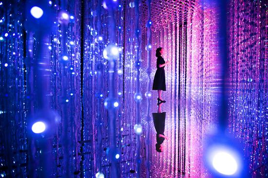 水晶宇宙，teamLab，2015，互动灯光雕塑装置
