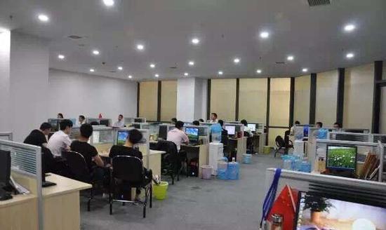 公司内,业务员们正在忙着寻找上钩的文玩藏家