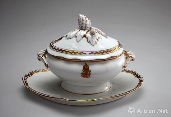汁盅 1871年 瓷器
高:16厘米,长:24.5厘米,宽:16厘米
匈牙利国家博物馆藏