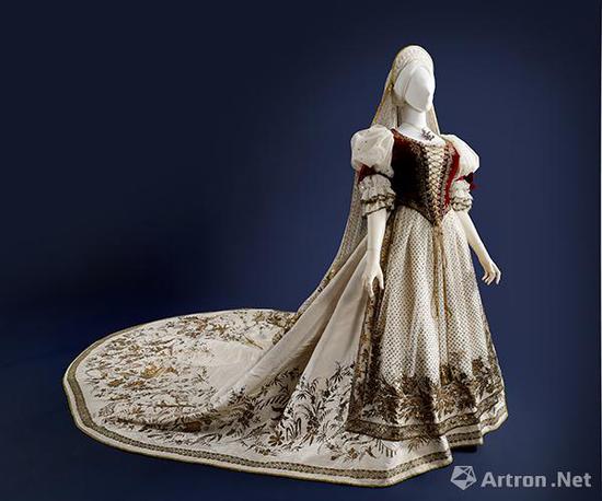 匈牙利女性服饰(整组,共四件:裙子、护腰、围裙、头纱) 裙子 1867年
丝,棉,金属
长:320厘米
匈牙利国家博物馆藏