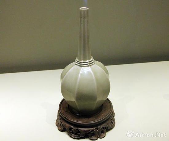 （唐，618-907）秘色瓷八棱瓶，故宫博物院藏