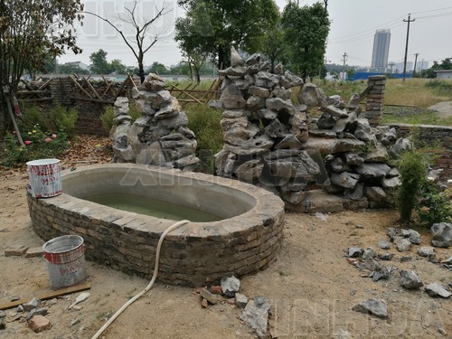 　　这是该文保建筑前私自建设的假山水池。新华社记者陆华东5月31日摄。