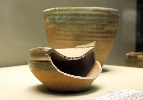 后司岙窑址出土（晚唐五代，836-960年）越窑瓷质钵形匣钵和匣钵盖，呈现了秘色瓷封釉技巧