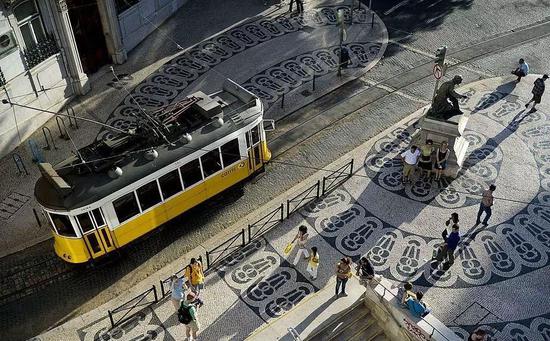 人们在里斯本的Chiado地区。图片：ATRICIA DE MELOMOREIRA/AFP/Getty Images