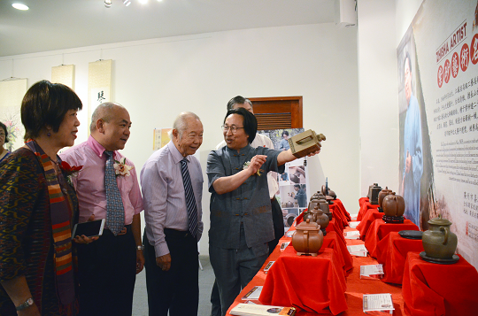 　　石泉老師與新加坡藝術總會會長、原文化部部長何家良博士交流紫砂藝術文化