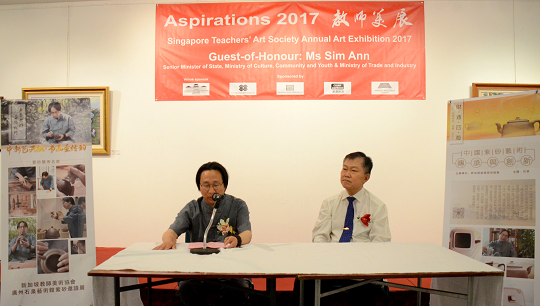 　　石泉老师讲座深情并茂，获得掌声不断！（左）石泉老师，（右）新加坡教师美术协会会长郑福隆