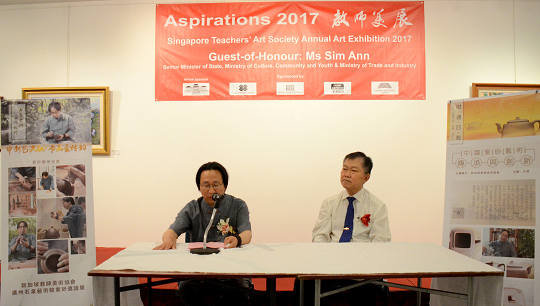 石泉老师讲座深情并茂,获得掌声不断!(左)石泉老师,(右)新加坡教师美术协会会长郑福隆