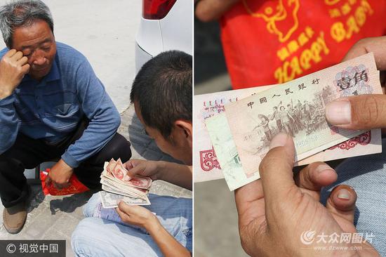 2017年5月29日，山东无棣，一名50多岁的大叔在一个古钱币摊上，向小贩出售自己珍藏多年的民国老票子和老版人民币。　　